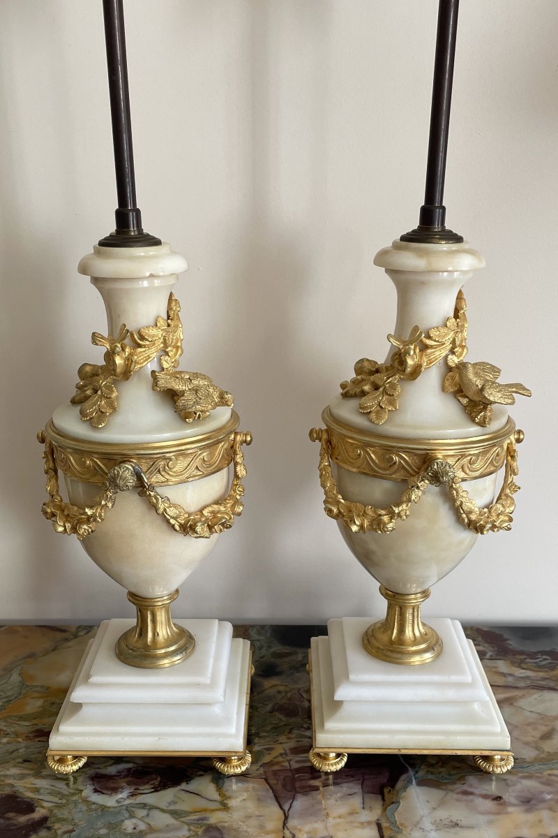 Paire de lampes Louis XVI en marbre de Carrare et bronze doré-photo-3