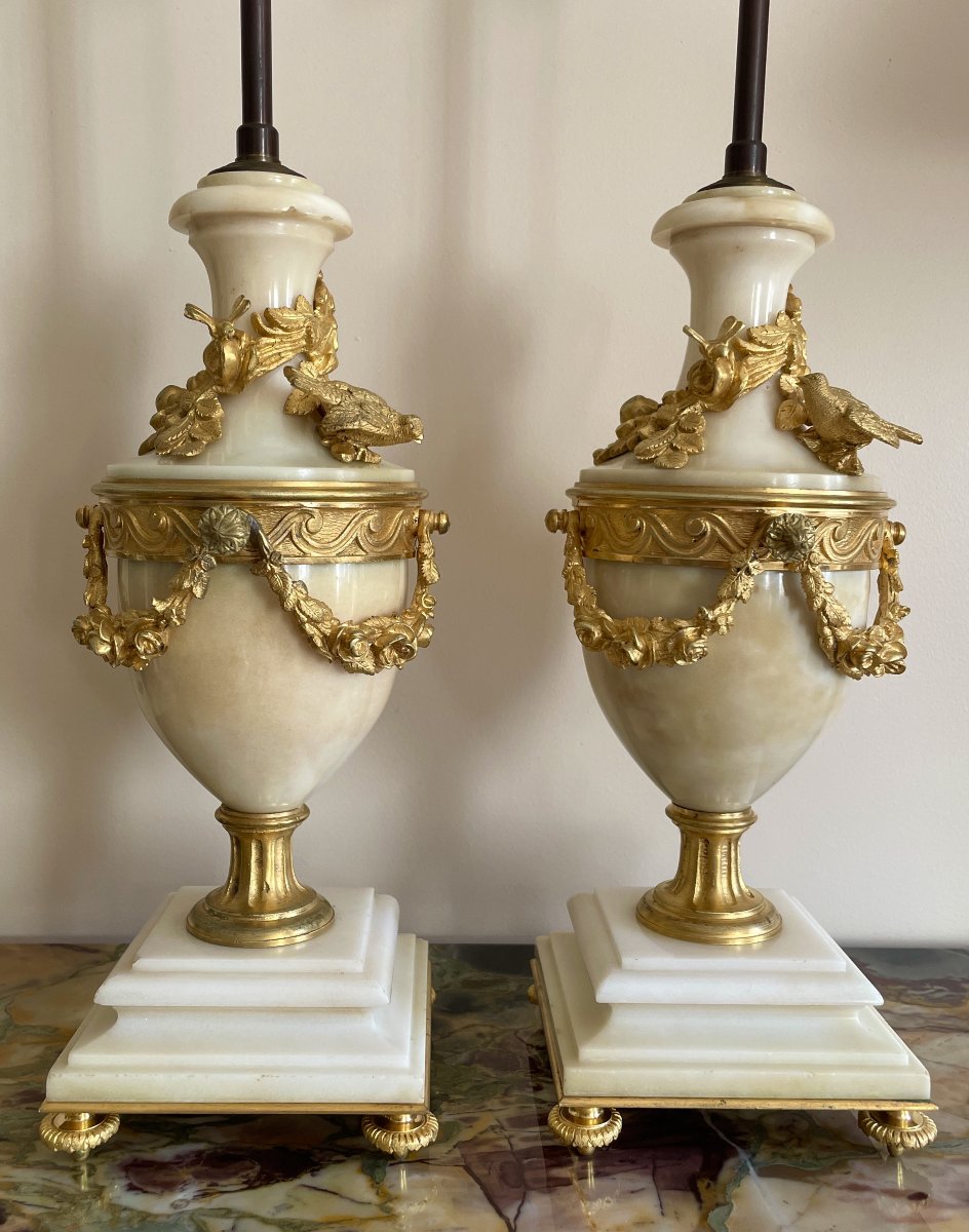 Paire de lampes Louis XVI en marbre de Carrare et bronze doré-photo-4