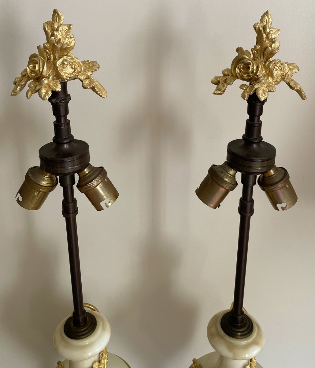 Paire de lampes Louis XVI en marbre de Carrare et bronze doré-photo-1