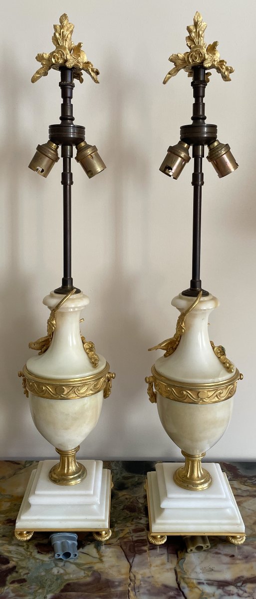 Paire de lampes Louis XVI en marbre de Carrare et bronze doré-photo-3