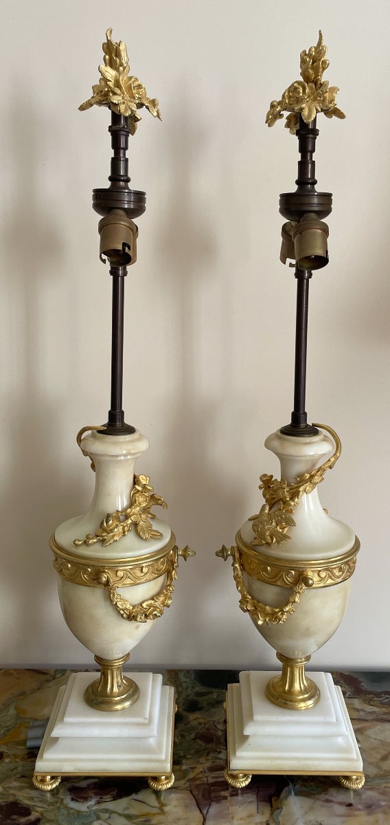 Paire de lampes Louis XVI en marbre de Carrare et bronze doré-photo-4