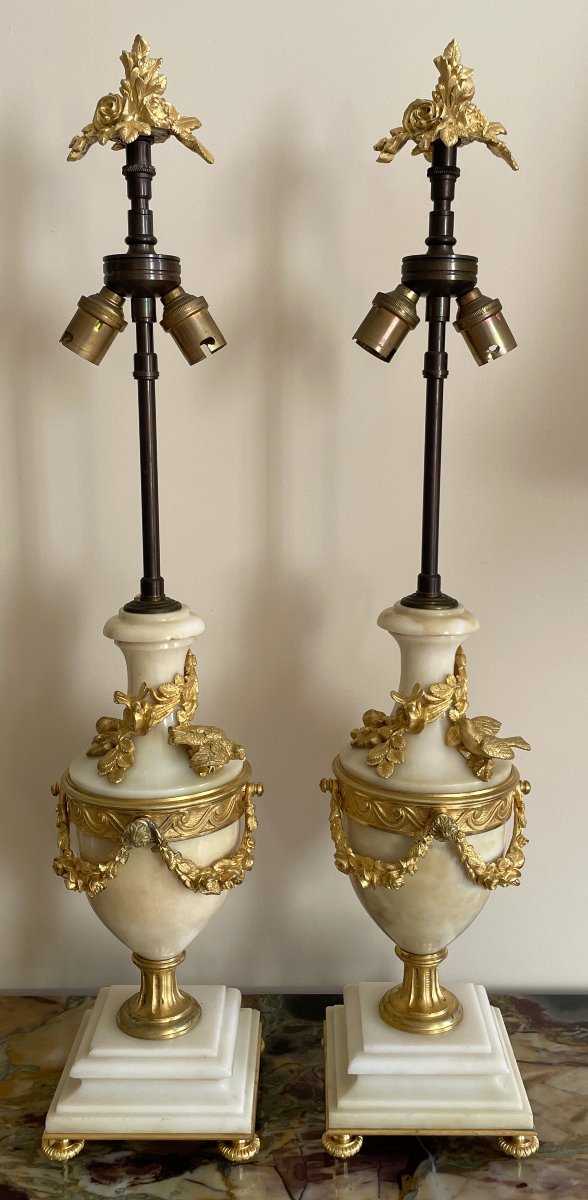 Paire de lampes Louis XVI en marbre de Carrare et bronze doré