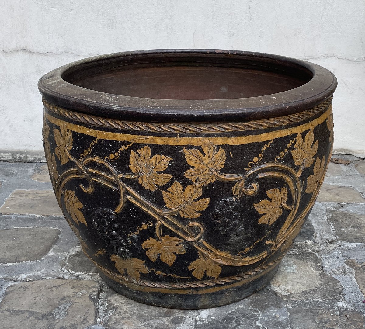 Grand cache pot de forme vasque en terre cuite vernissée