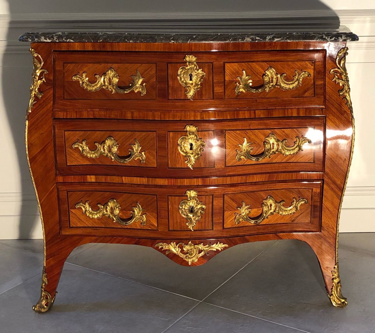 Commode d'époque Louis XV Estampillée J.c. Ellaume