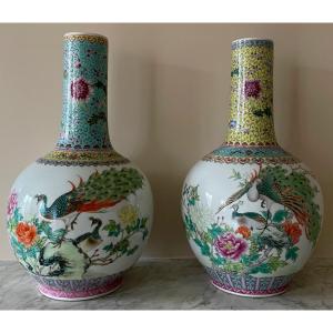 Paire De Vases Chinois En Porcelaine Dure