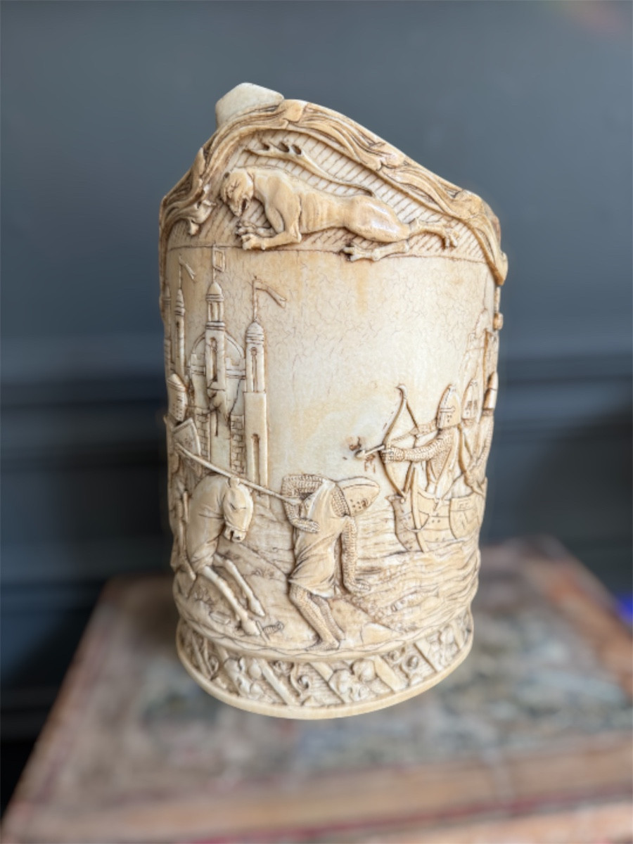 Importante sculpture en Ivoire - Scène de Neo-Medievalisme - Combat de chevaliers 