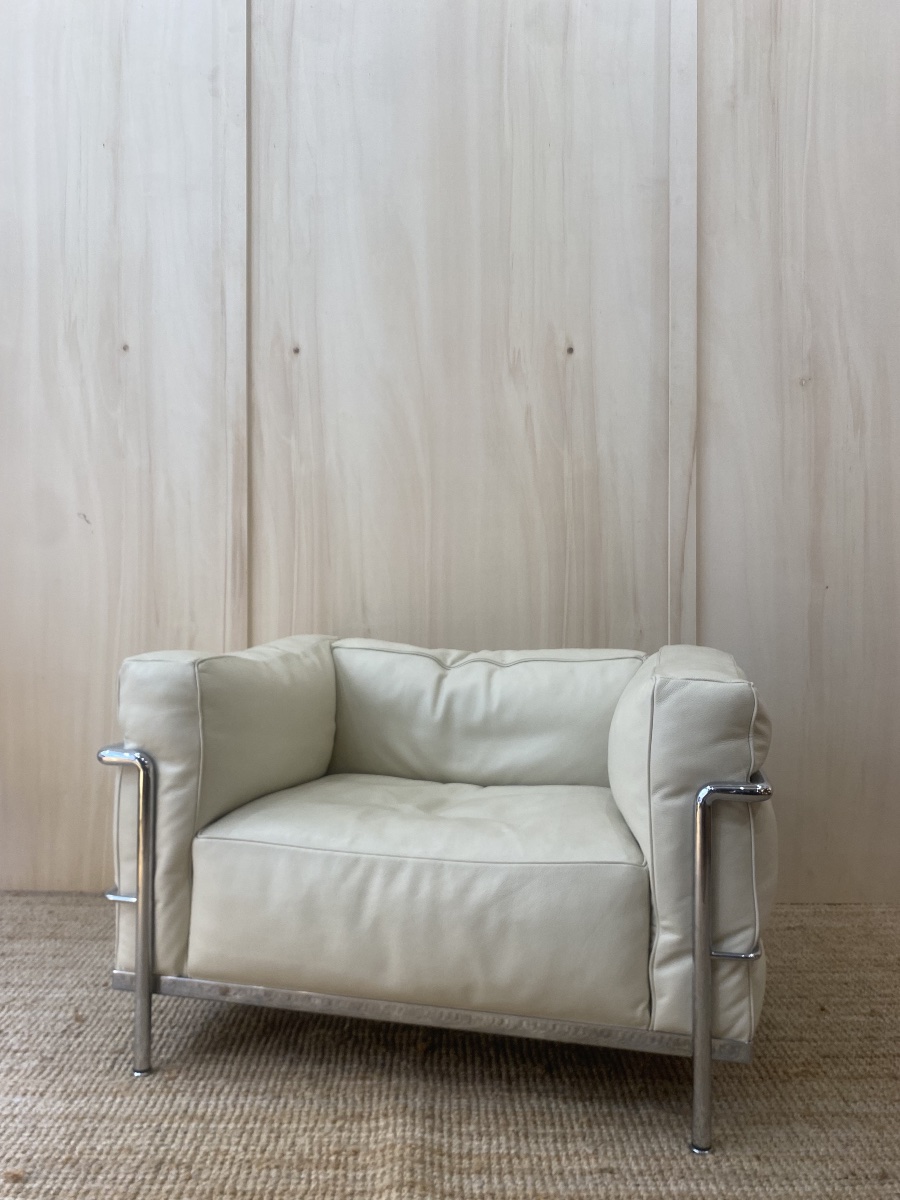 Fauteuil  LC3 , Le Corbusier par Cassina  - Version Luxe en plumes -