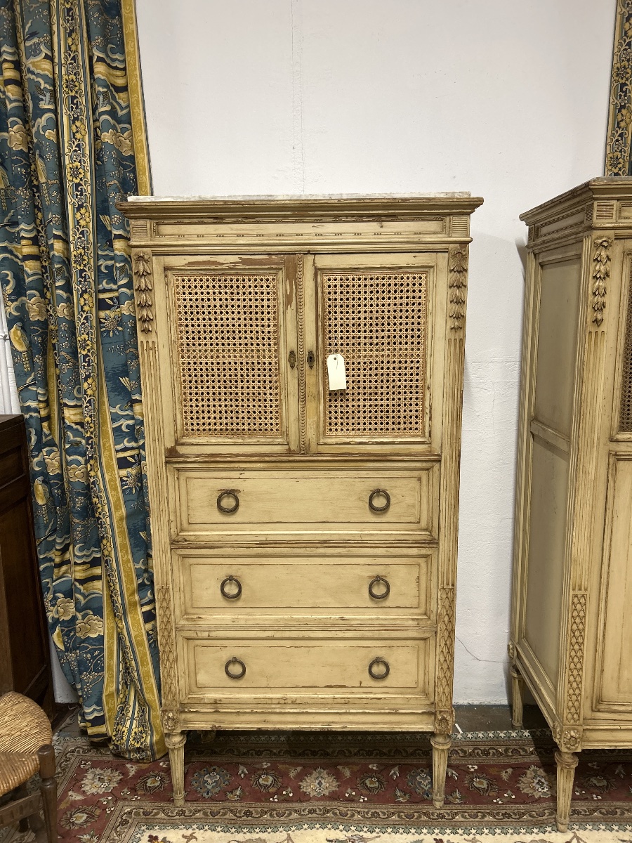 Armoire ancienne de style LXVI