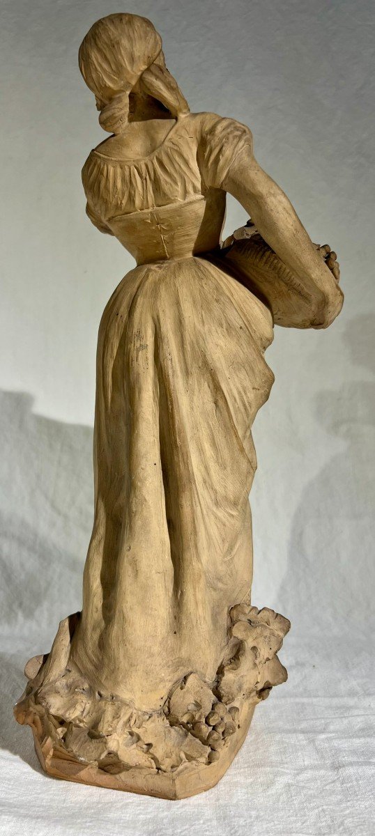 Jeune Femme Au Panier De Fruits Terre Cuite-photo-1