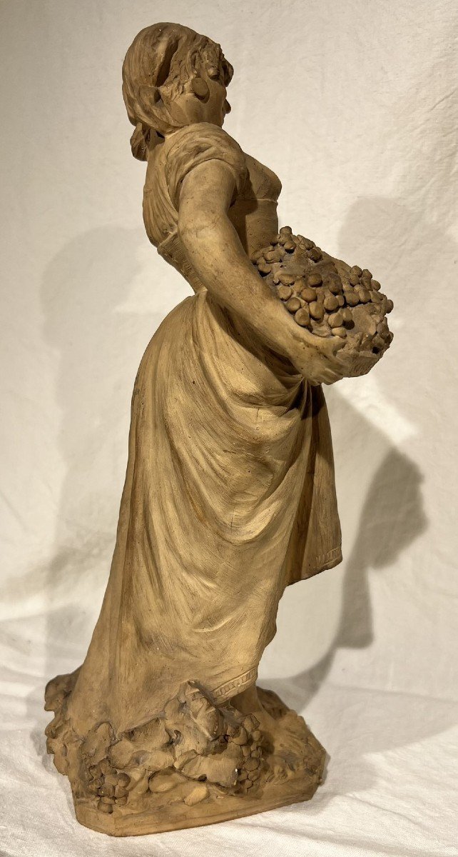 Jeune Femme Au Panier De Fruits Terre Cuite-photo-2