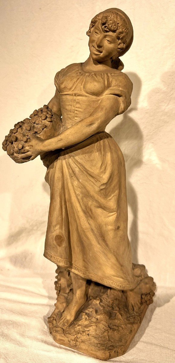 Jeune Femme Au Panier De Fruits Terre Cuite