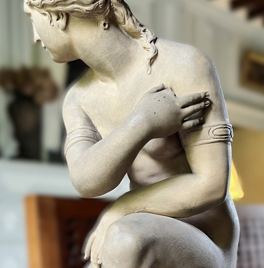 Jeune Femme Nue Assise. Sculpture En Terre Cuite-photo-1