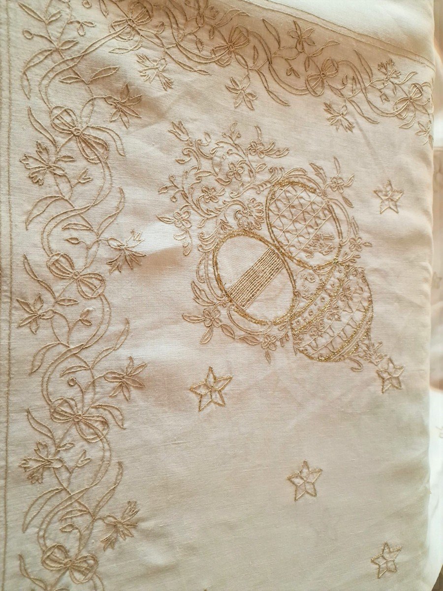 White Linen Tablecloth (515 Cm) Blazon At The Corners, Embroidered Gold Thread - Beginning Of The Century-photo-3