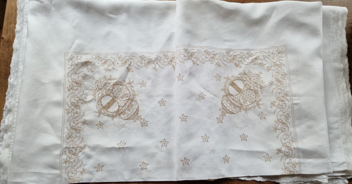 White Linen Tablecloth (515 Cm) Blazon At The Corners, Embroidered Gold Thread - Beginning Of The Century