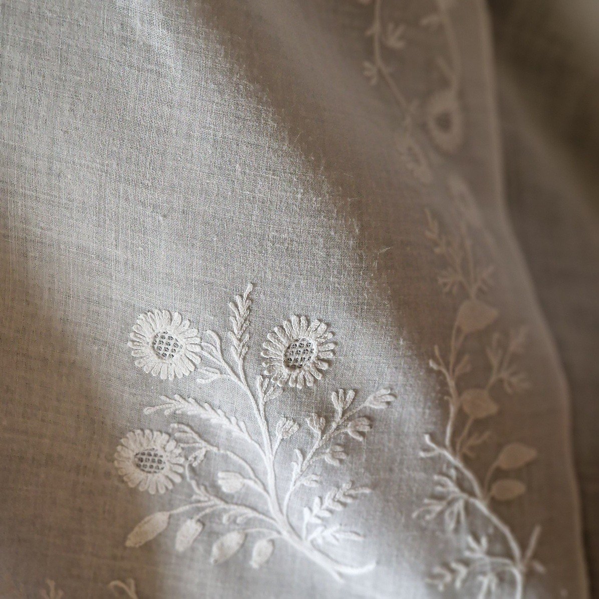 19th Century Norman Wedding Shawl In Flower Embroidered Muslin-photo-4