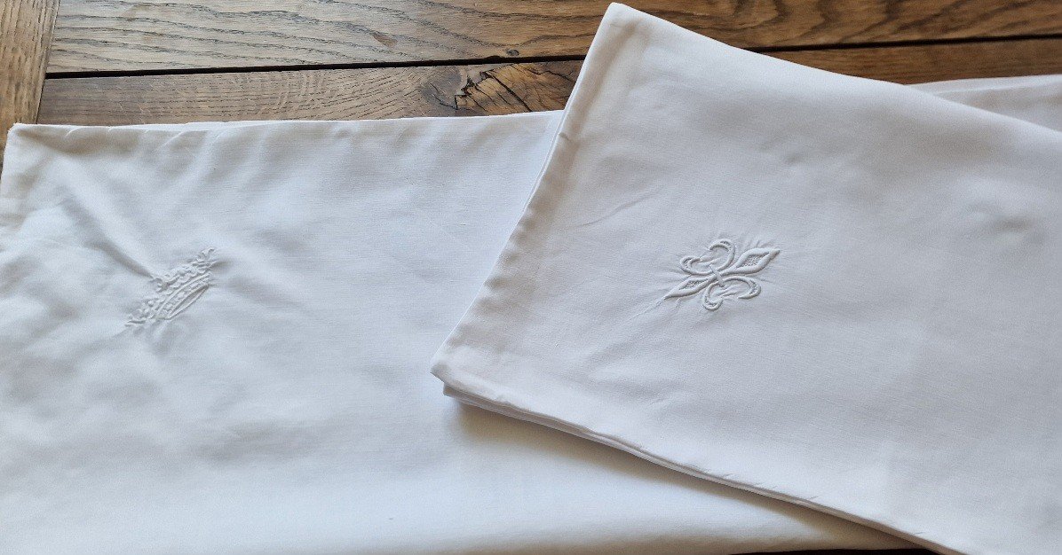 Two Pillowcases With Fleur De Lys, And Rectangular Marquis Crown-photo-3