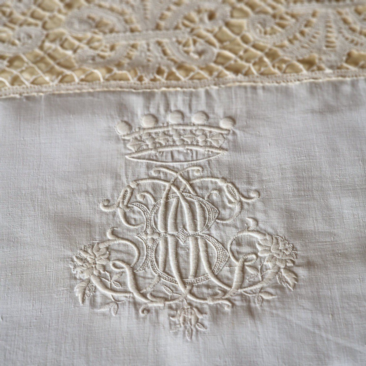 Decorative Pillowcase - Lace, Silk And Embroidery Under Crown 19th Century-photo-2