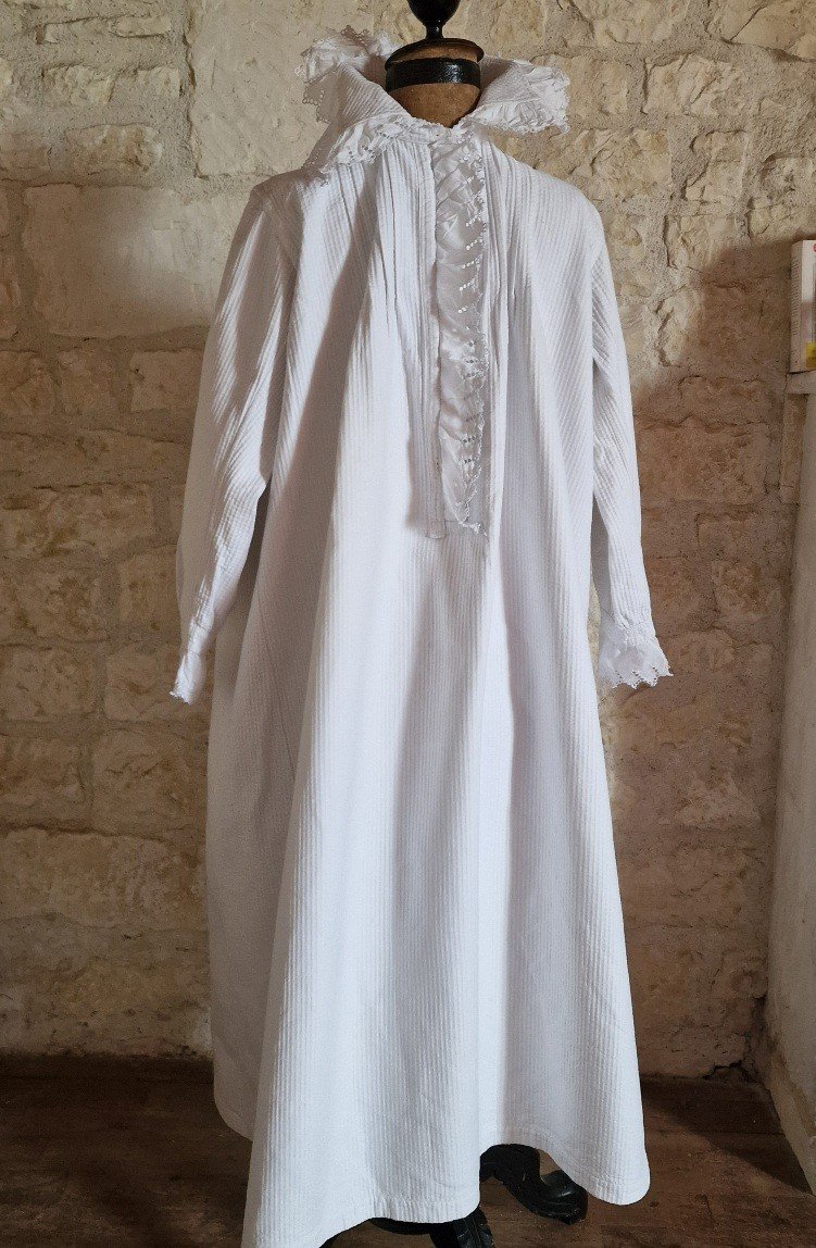 Robe d'Interieur En Pique De Coton Blanc - Gd Col Et Broderie Anglaise