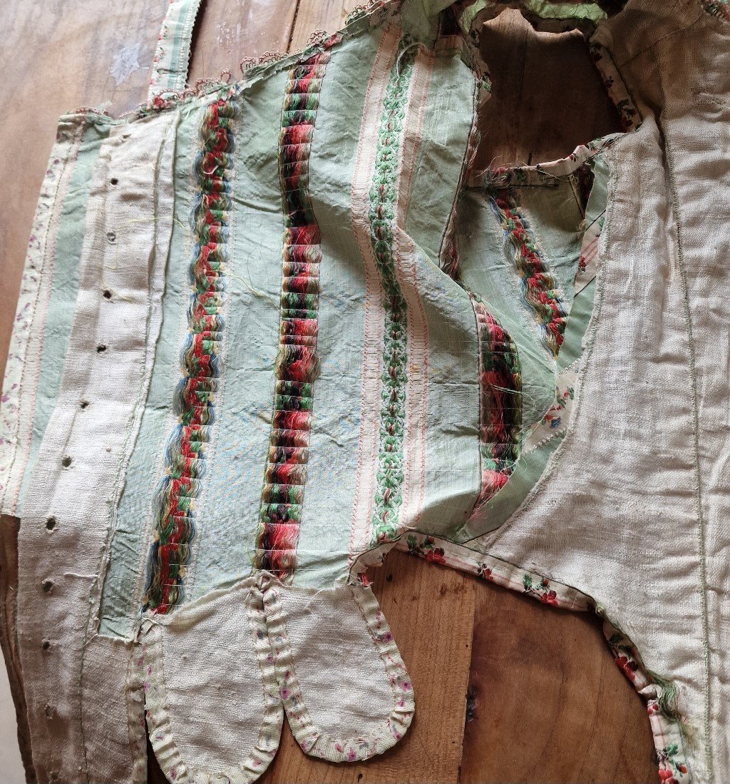 Robe En Pekin De Soie Amande Et Fleurettes - XVIIIème --photo-2