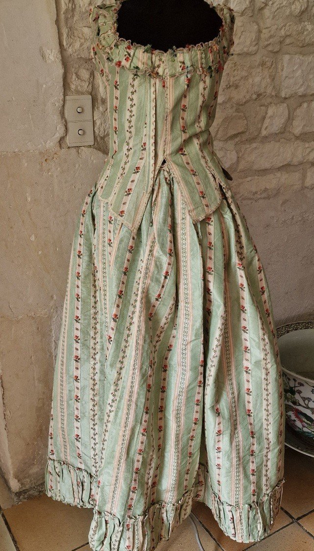 Robe En Pekin De Soie Amande Et Fleurettes - XVIIIème -