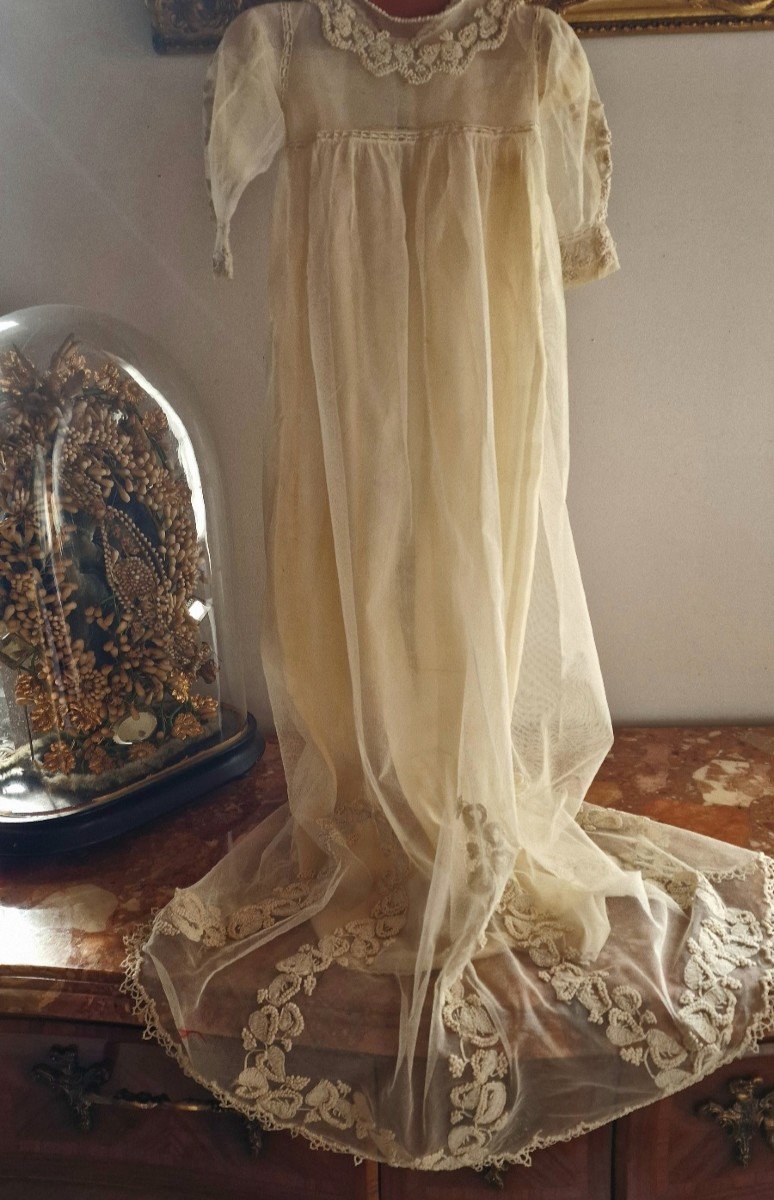 Robe De Bapteme Pour Bb - Tulle Rebrode Sur Le Buste, Les Manches Et Le Bas - XIXème