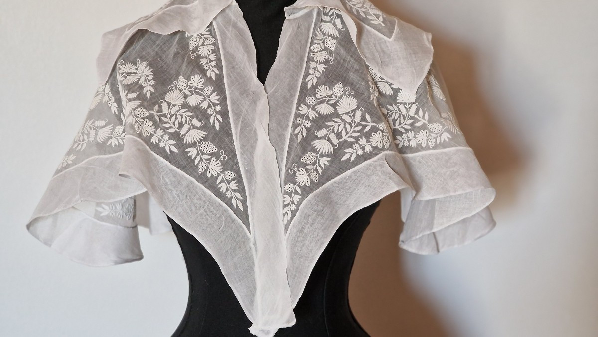 Linen Mantle/canezou Embroidered With Floral Motifs - 19th Century