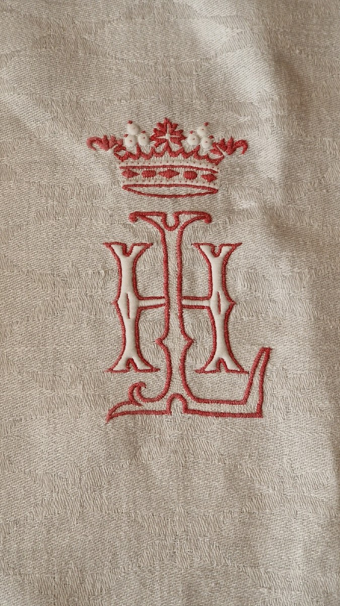 Nappe Blanche Monogramme "HL" Blanc et Rouge Sous Couronne De Marquis
