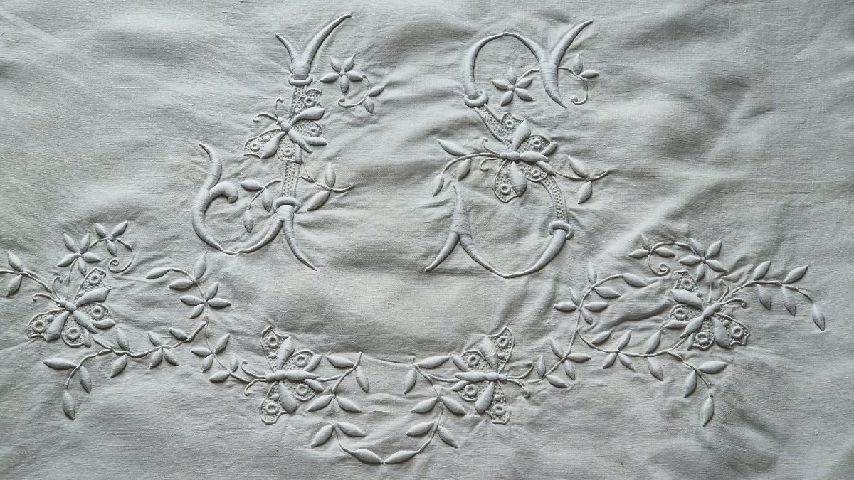 Embroidered Sheet With Large Monogram - Hand Embroidered Ornamentation - Trousseau - -photo-3