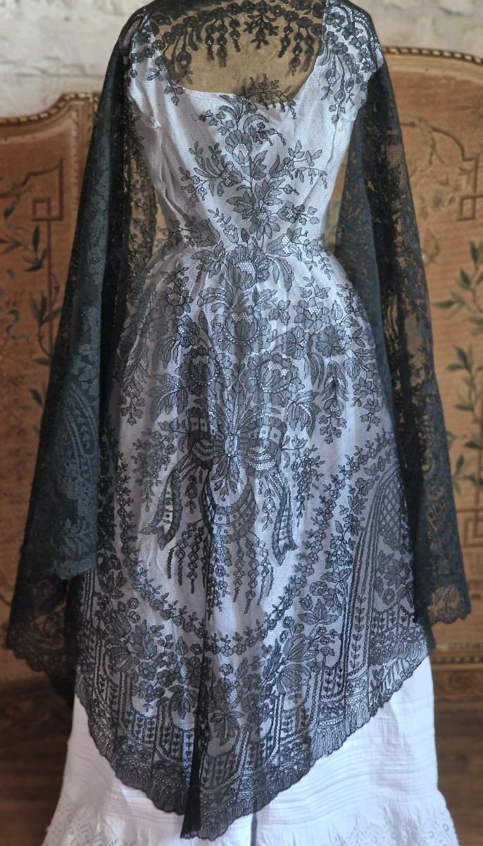 Chantilly Lace Shawl - 19th Century - Large Dimensions
