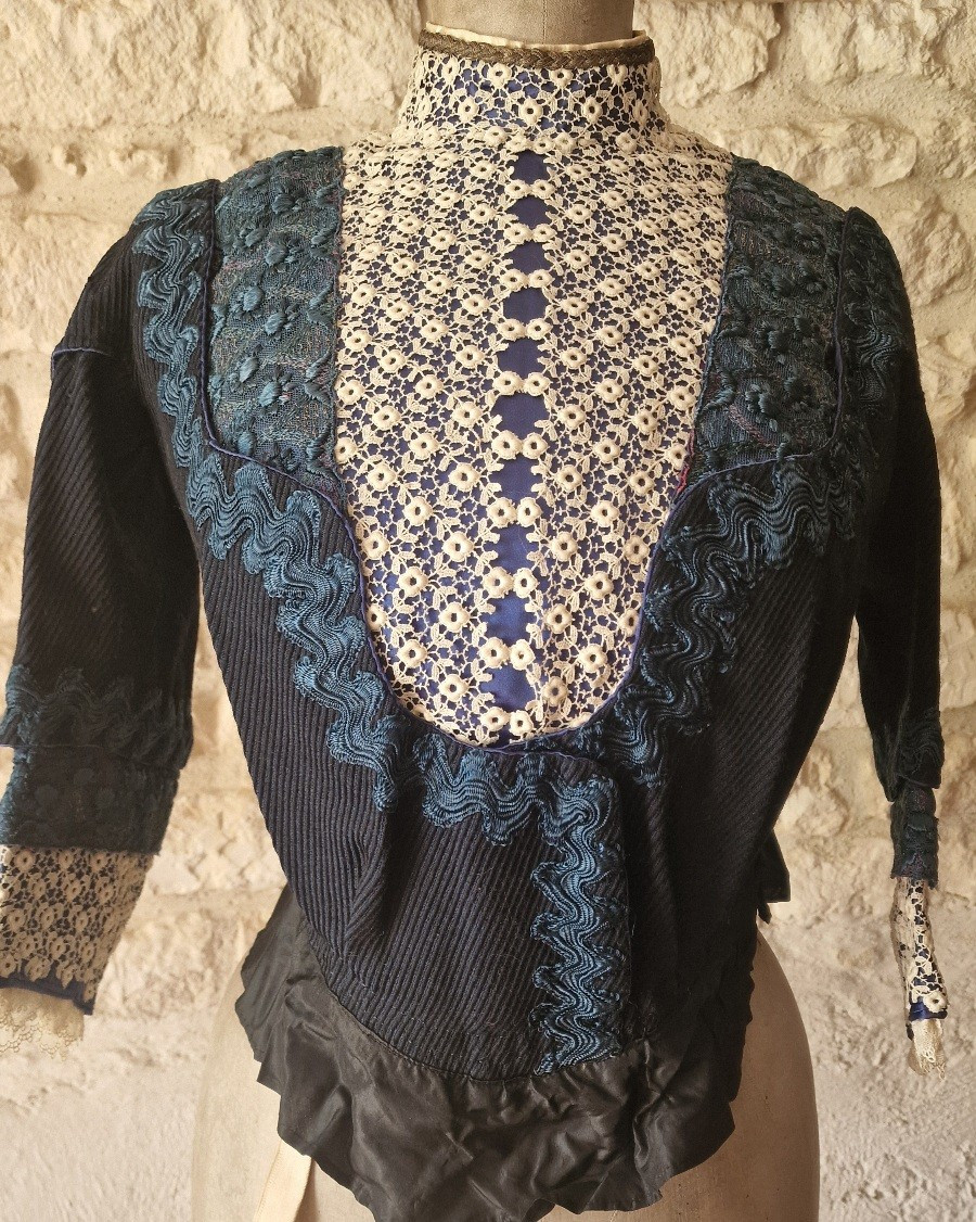 CORSAGE BALEINE (HAUT FEMININ) VELOURS ET DENTELLE - XIXème -
