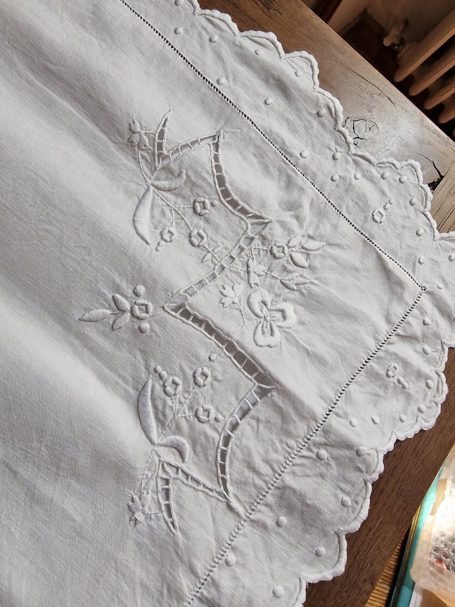 PAIRE DE TAIES ANCIENNES - NOMBREUSES BRODERIES  ET MONOGRAMME- -photo-2