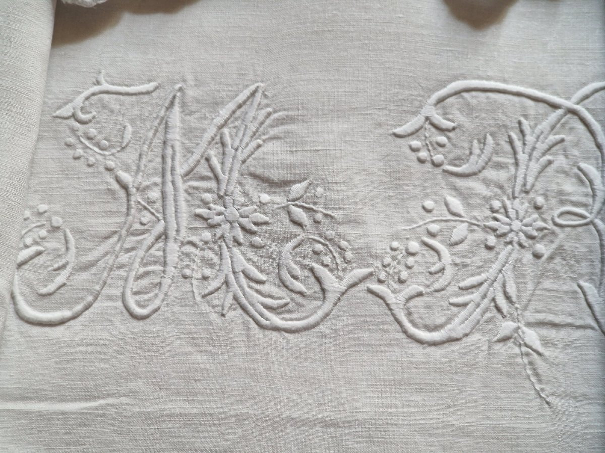 PAIRE DE TAIES ANCIENNES - NOMBREUSES BRODERIES  ET MONOGRAMME- -photo-3