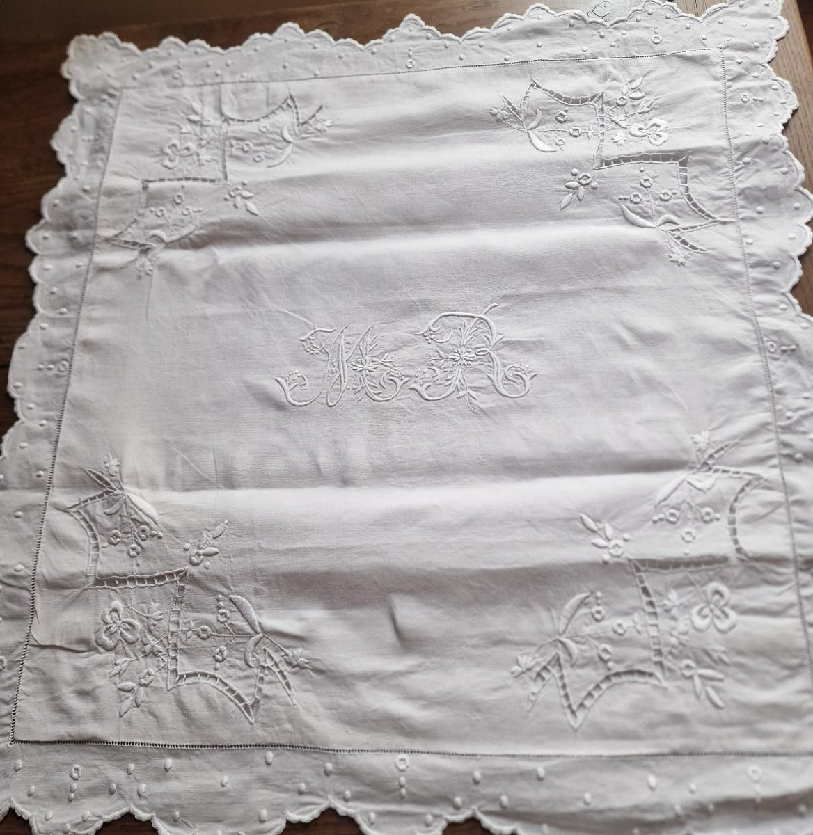 PAIRE DE TAIES ANCIENNES - NOMBREUSES BRODERIES  ET MONOGRAMME- -photo-2