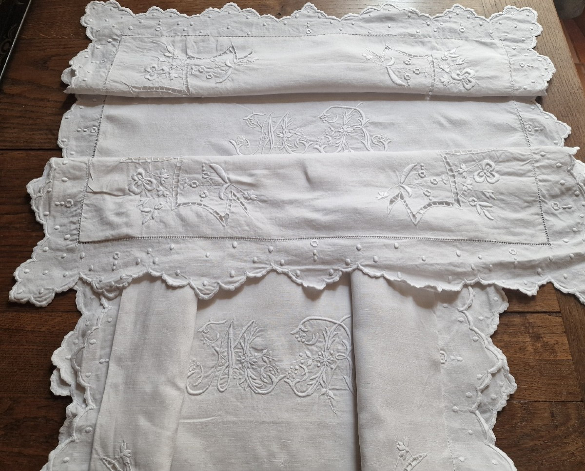 PAIRE DE TAIES ANCIENNES - NOMBREUSES BRODERIES  ET MONOGRAMME- 
