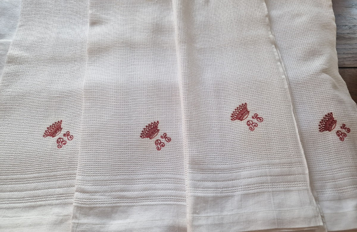 QUATRE SERVIETTES DE TOILLETTE MONOGRAMME "BE" SOUS COURONNE COMTALE ROUGE