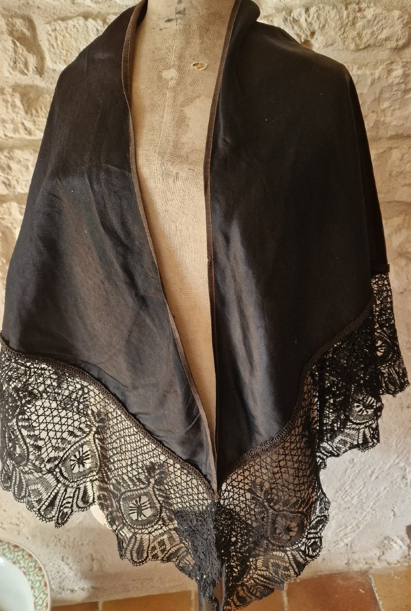 Black Silk Satin Shawl - 19th Century - Wide Handmade Lace Edging --photo-3
