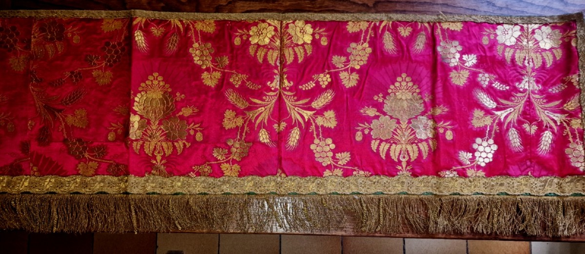 PIECE DE DAMAS DE SOIE ROUGE ET OR XVIIIème - 