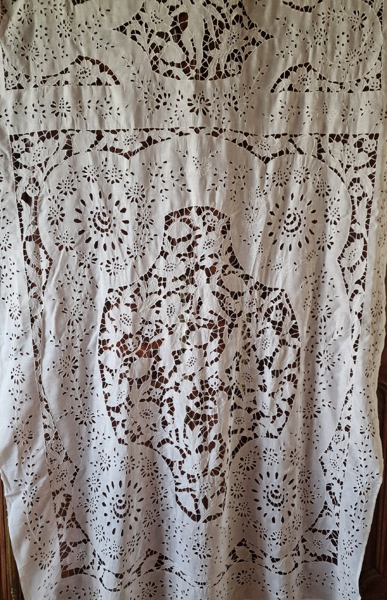 PANNEAU DE RIDEAU EN LINON - ENTIEREMENT BRODE - BLANC - MOTIFS ANGES ET FLEURS