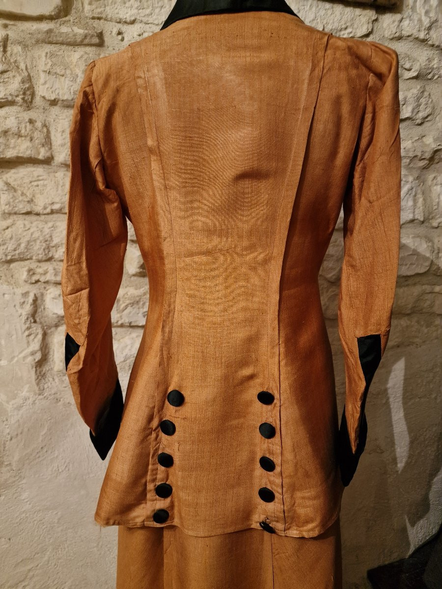 TAILLEUR DE JOUR  FEMININ EN SOIE OCRE - EPOQUE 1910 - JUPE ET VESTE - PAREMENTS SOIE NOIRE --photo-2