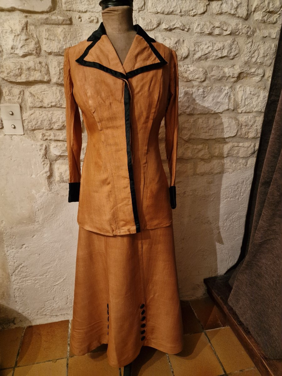TAILLEUR DE JOUR  FEMININ EN SOIE OCRE - EPOQUE 1910 - JUPE ET VESTE - PAREMENTS SOIE NOIRE --photo-2