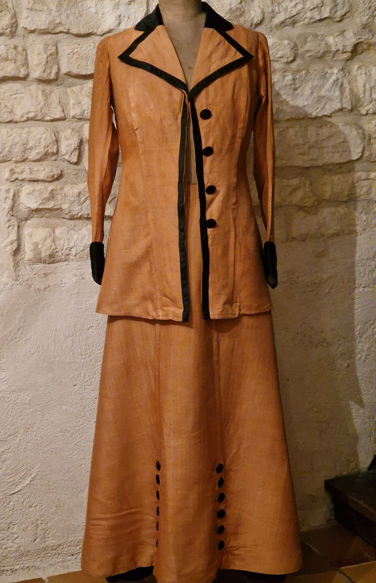 TAILLEUR DE JOUR  FEMININ EN SOIE OCRE - EPOQUE 1910 - JUPE ET VESTE - PAREMENTS SOIE NOIRE -