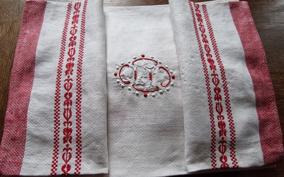 Tablecloths & Napkins - Red And White - Beautiful "lt" Monogram-photo-2