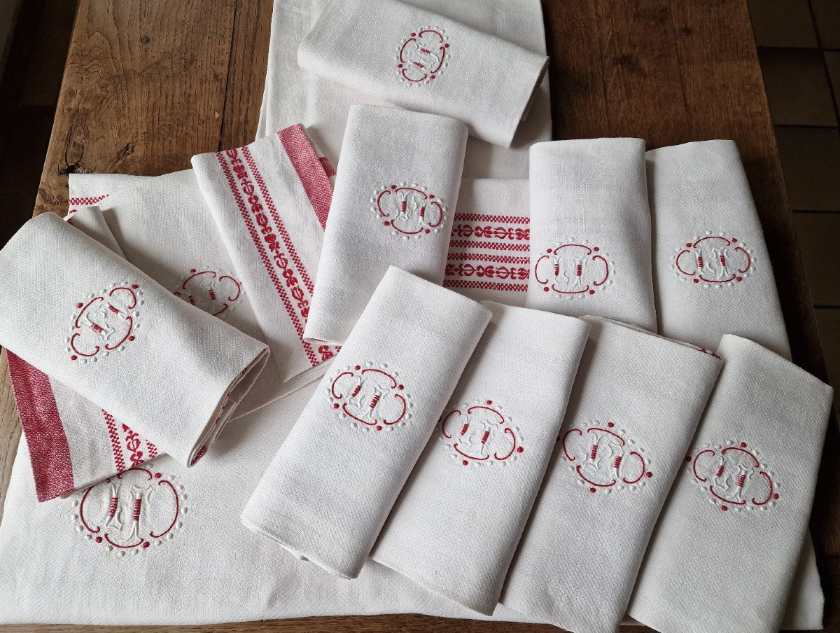 Tablecloths & Napkins - Red And White - Beautiful "lt" Monogram-photo-4