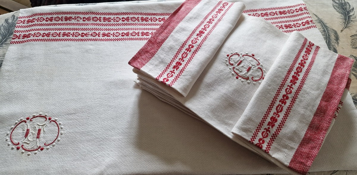 Tablecloths & Napkins - Red And White - Beautiful "lt" Monogram
