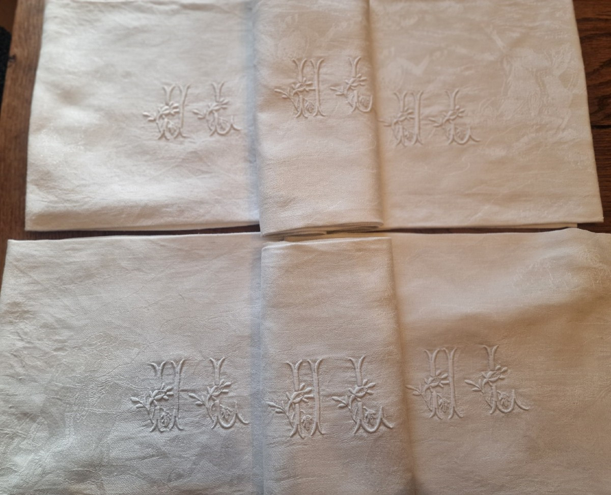 "SERIE DE SIX SERVIETTES DE TABLE - LIN PROBABLEMENT COURTRAI - MOTIFS EQUIDES"