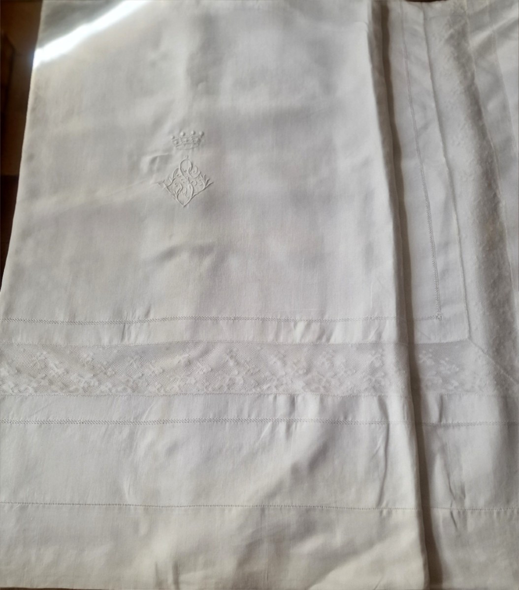DRAP EN FIL - ENTRE DEUX DENTELLE DE MILAN - XXème - MONOGRAMME SOUS COURONNE - 250 cm de LARGE