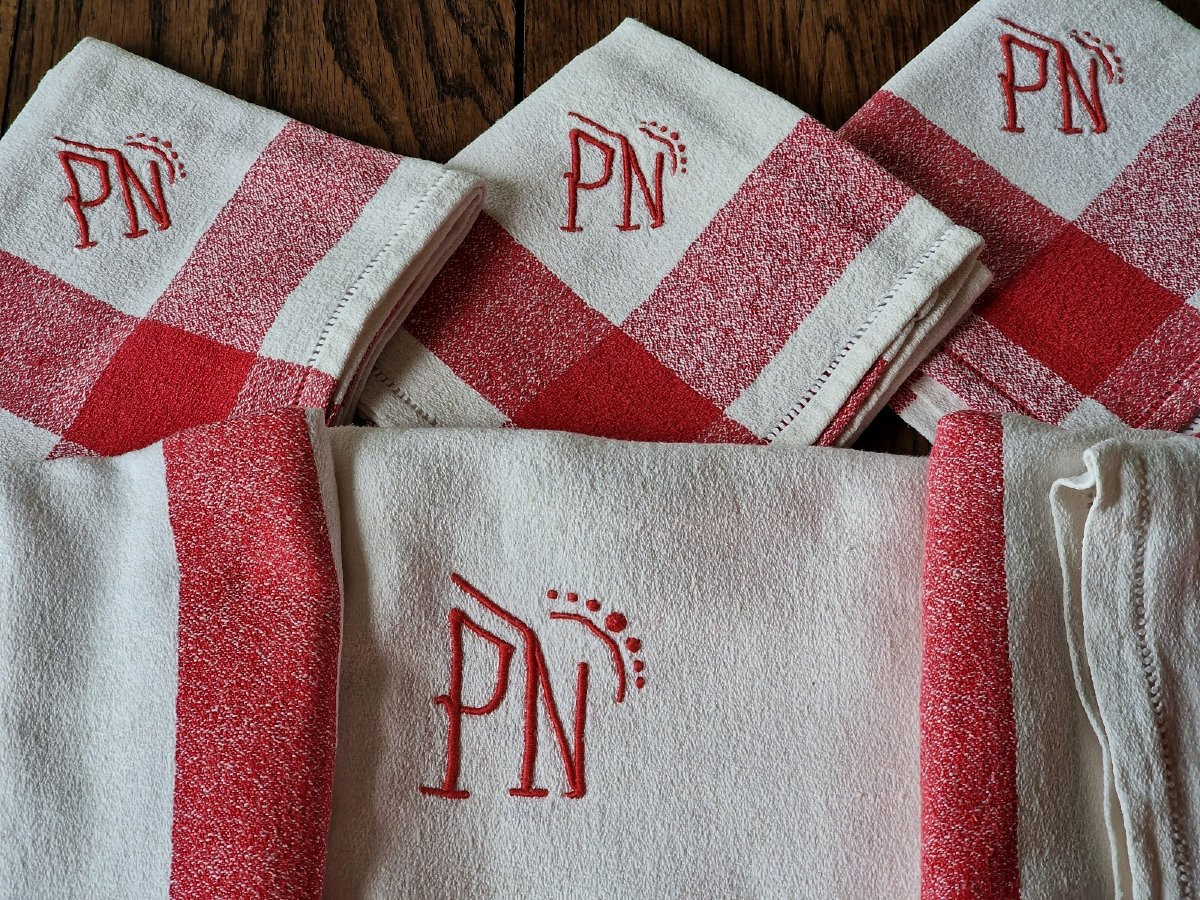 SERVICE DE TABLE BLANC AVEC LITEAUX ROUGES - MONOGRAMME ROUGE - XXème SIECLE-photo-2