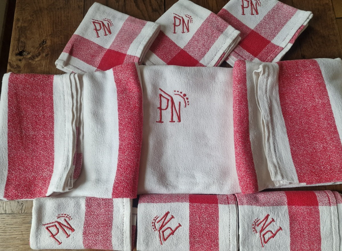 SERVICE DE TABLE BLANC AVEC LITEAUX ROUGES - MONOGRAMME ROUGE - XXème SIECLE