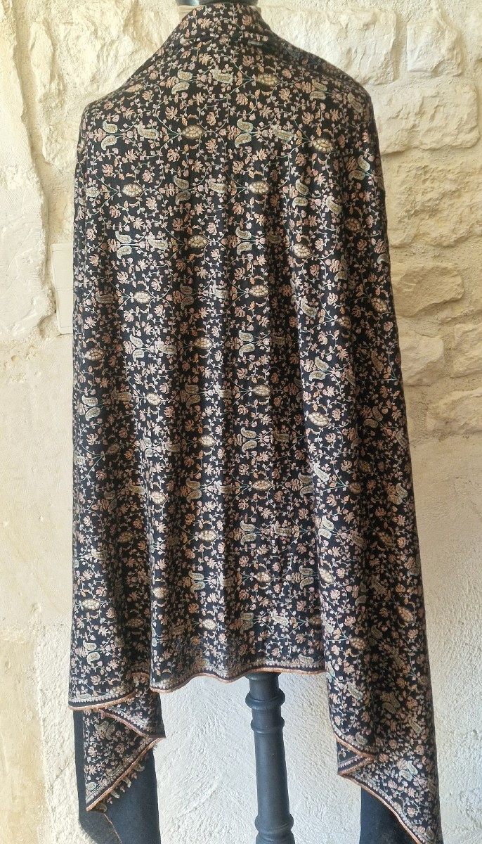 Scarf/stole Embroidered Over The Entire Surface - On Fine Chashmer-type Wool - 