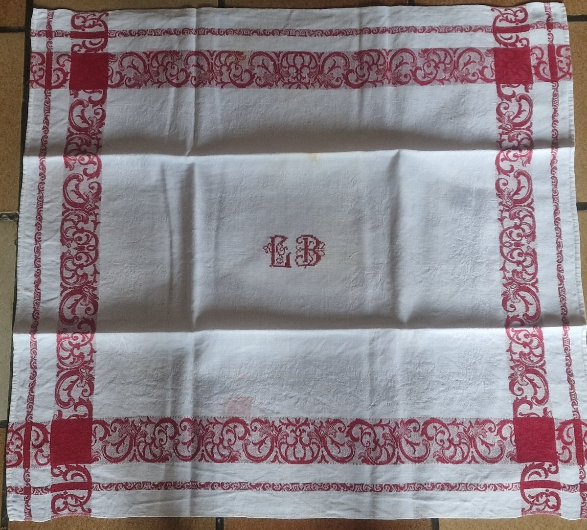 SERVICE DE TABLE - NAPPE + 12 SERVIETTES - DECOR BLANC ET ROUGE - MONOGRAMME ROUGE-photo-4